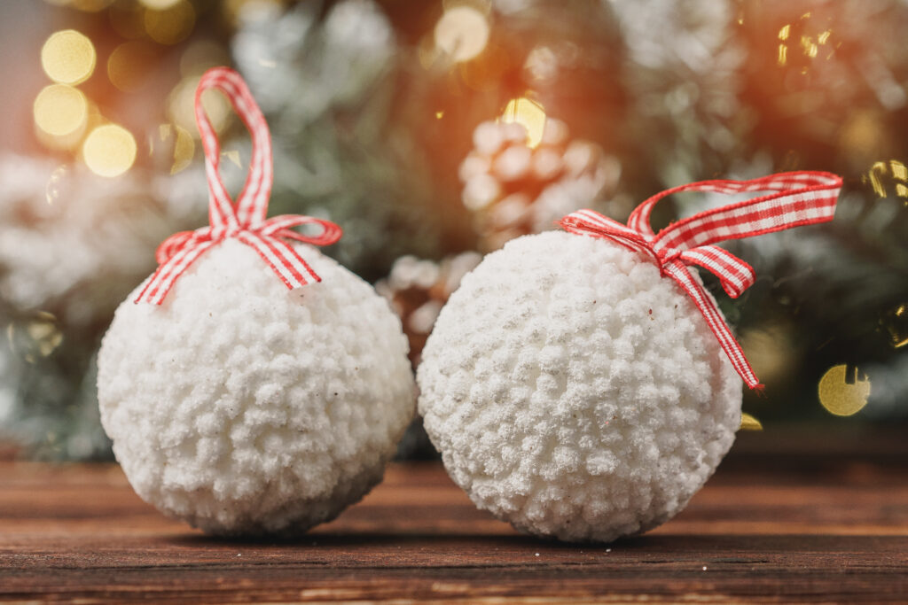 Plastic-Christmas-Ball-Ornament-Crafts