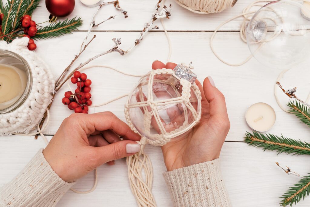 Plastic-Christmas-Ball-Ornament-Crafts