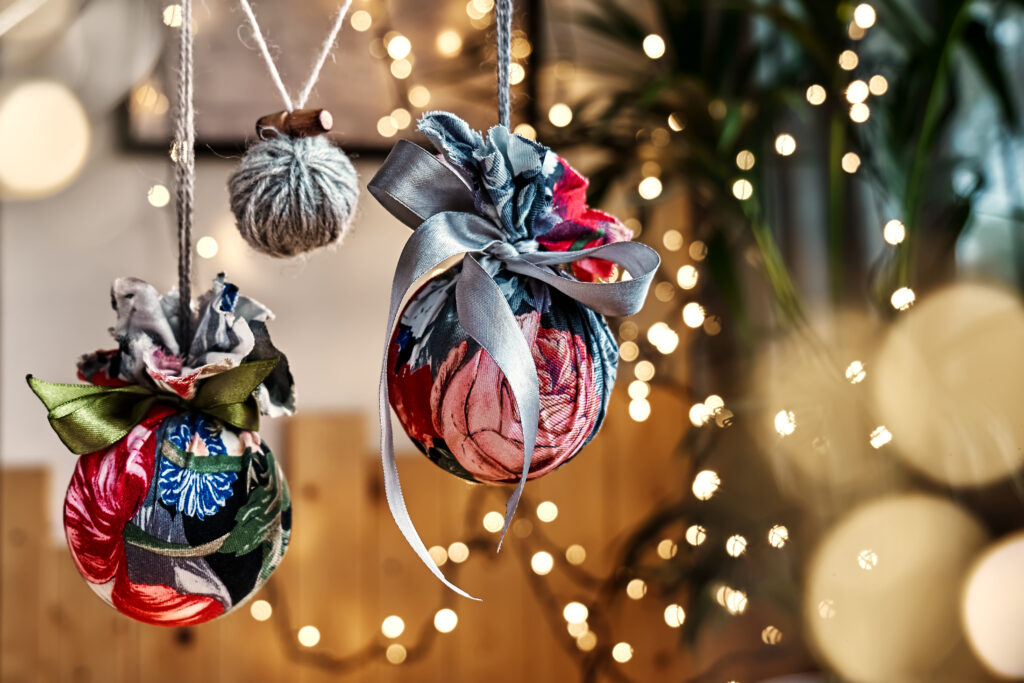 Plastic-Christmas-ball-ornament-crafts